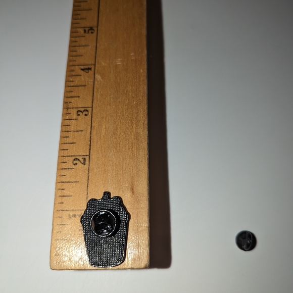 Cartoon bear pin - Picture 5 of 9